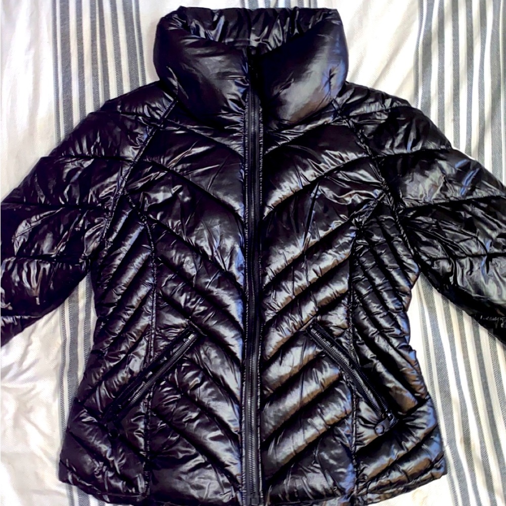 Women’s Size Large Puffer Jacket made by GUESS.